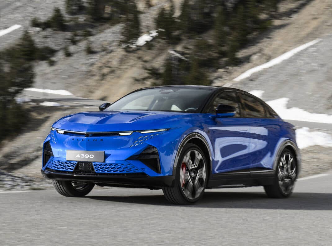 Alpine A390 in der seitlichen Frontansicht während der Fahrt.