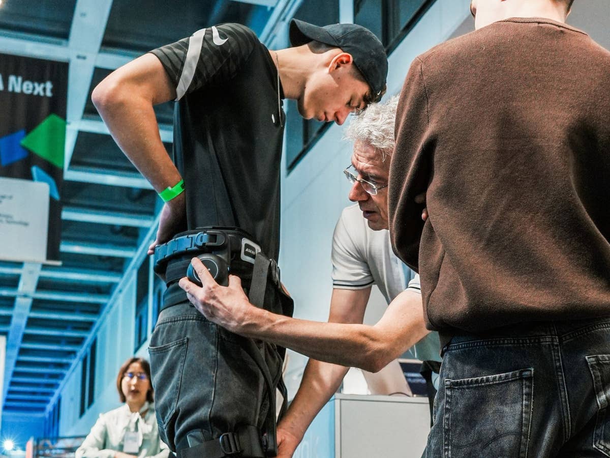 AlpWalk S1 Exoskelett auf der IFA 2026 Man testet das AlpWalk S1 Exoskelett auf der IFA 2026 aus