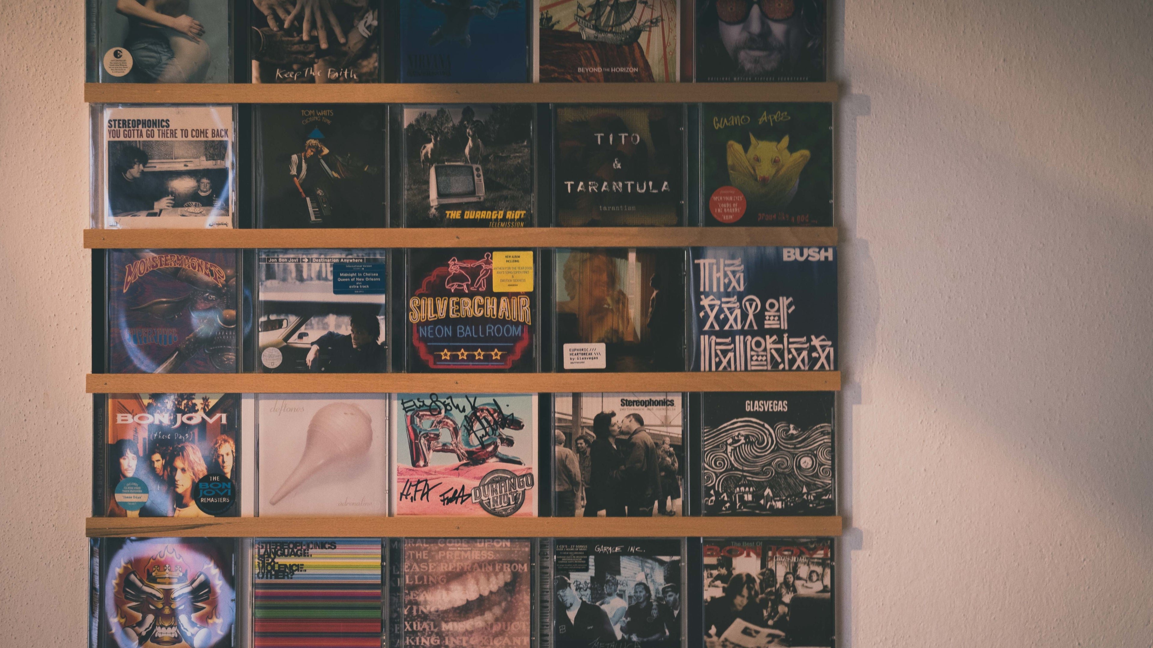 Alte CDs im Regal: Dasselbe Album bringt 6 oder 1.090 Euro – ein Code am Innenring entscheidet