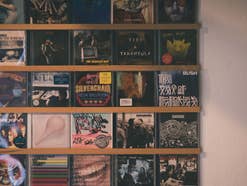 Alte CDs im Regal: Dasselbe Album bringt 6 oder 1.090 Euro – ein Code am Innenring entscheidet