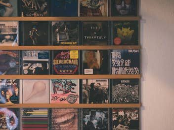 Alte CDs im Regal: Dasselbe Album bringt 6 oder 1.090 Euro – ein Code am Innenring entscheidet