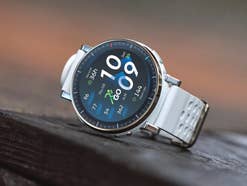 Amazfit Active 3 liegt auf einem Holzstück.