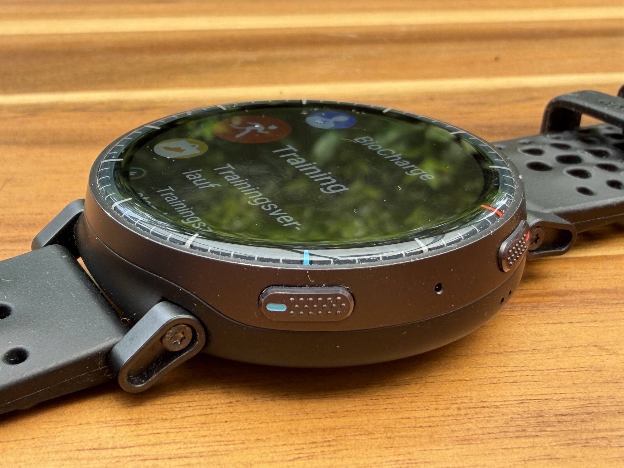 Seitenansicht der Amazfit Active Max.