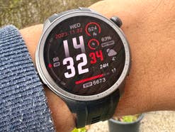 Amazfit Balance im Test am Handgelenk von inside digital Redakteur Hayo Lücke.