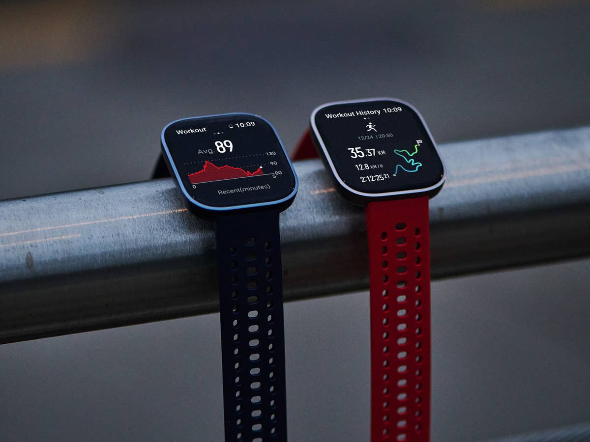 Amazfit Bip 6 auf einer Stange aufgehängt.