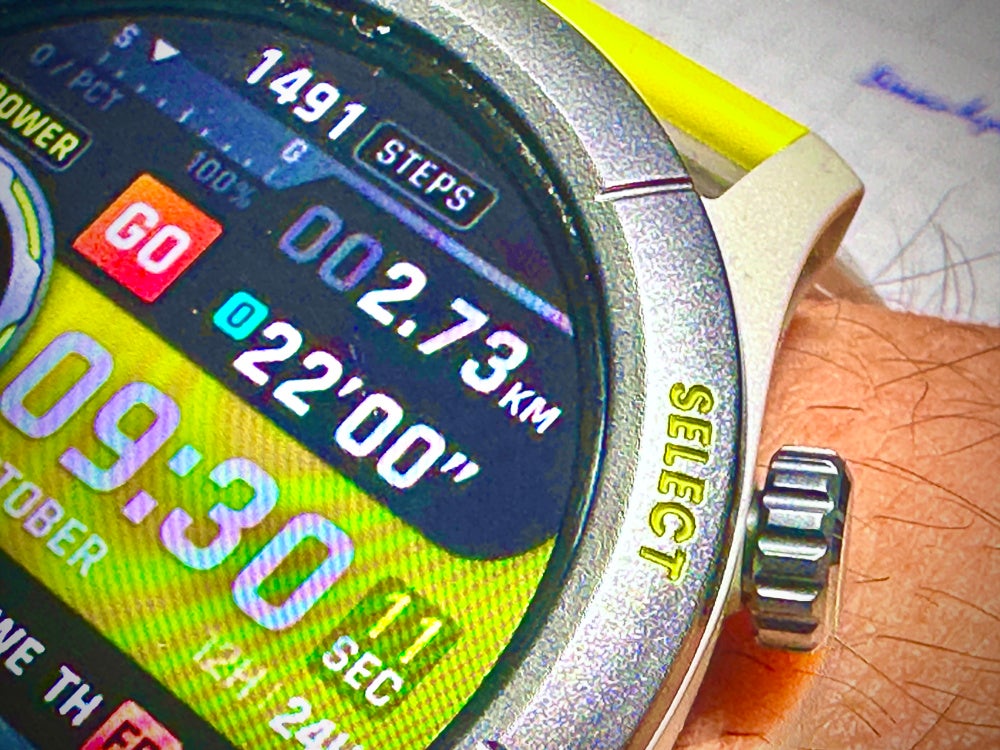 Amazfit Cheetah (Round) im Test - Nahaufnahme Lünette und Display