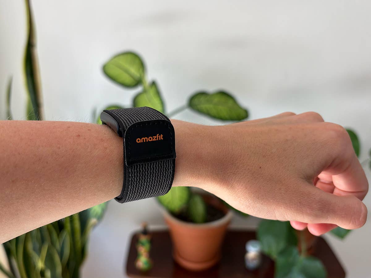 Nahaufnahme eines Handgelenks mit einem schwarzen Amazfit Helio-Armband.