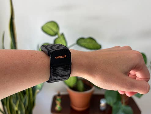 Nahaufnahme eines Handgelenks mit einem schwarzen Amazfit Helio-Armband.