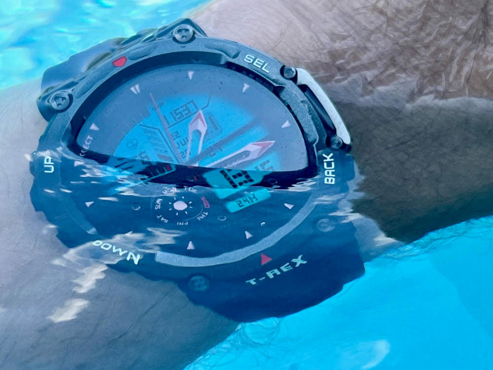 Amazfit T-Rex 2 in einem Pool.