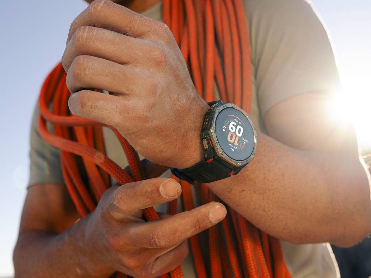 Amazfit T-Rex Dual Solar: Rückseite ist der eigentliche Clou Amazfit T-Rex Dual Solar am Handgelenk von einem Bergsteiger.