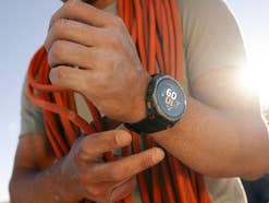 Amazfit T-Rex Dual Solar am Handgelenk von einem Bergsteiger.