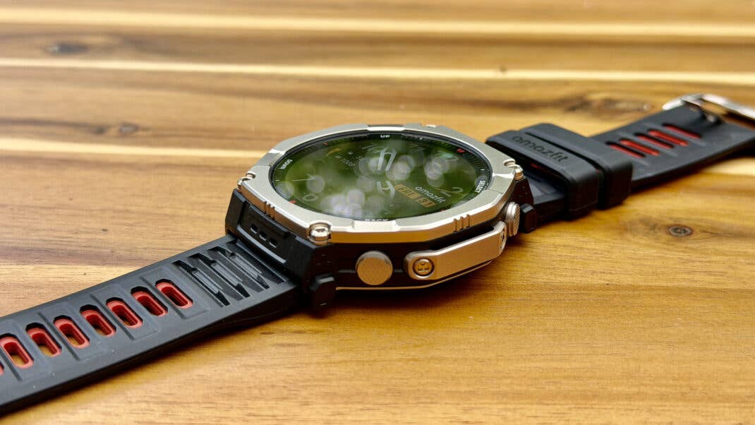 Amazfit T-Rex Ultra 2 in der Seitenansicht.