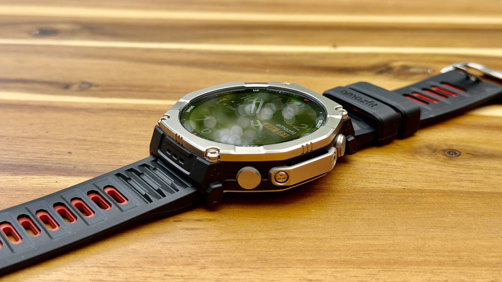 Amazfit T-Rex Ultra 2 in der Seitenansicht.