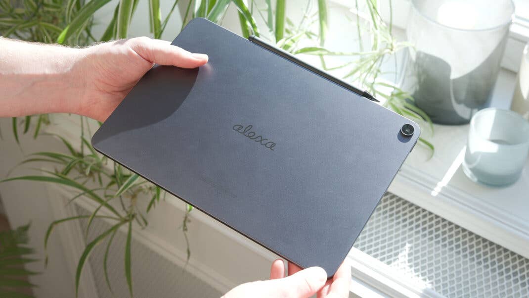 Rückseite des Amazon Alexa Tablet 12 Pro mit "Alexa"-Schriftzug