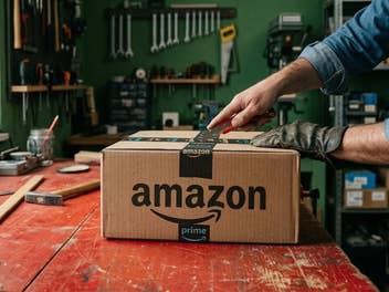 Amazon-Paket auf einem Tisch