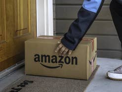 Ein Bote stellt ein Amazon-Paket ab