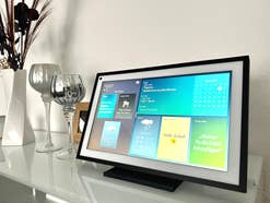 Amazon Echo Show 15 steht auf einer Kommode.