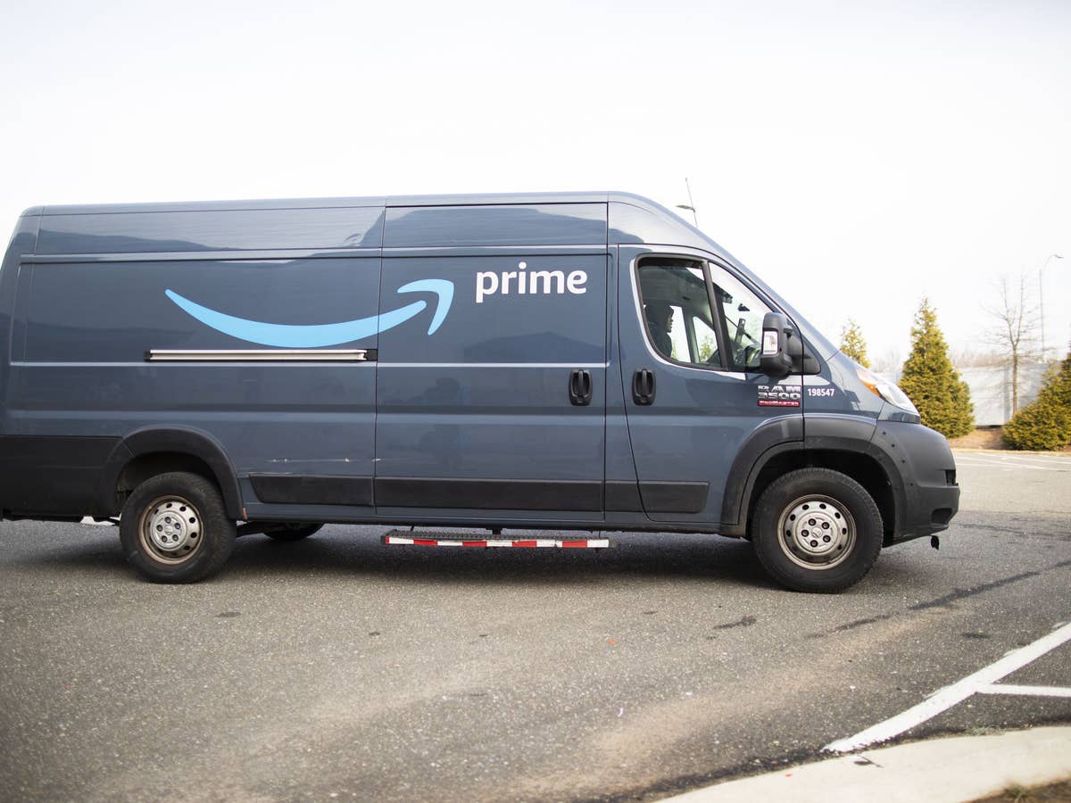 Ein Lieferfahrzeug von Amazon