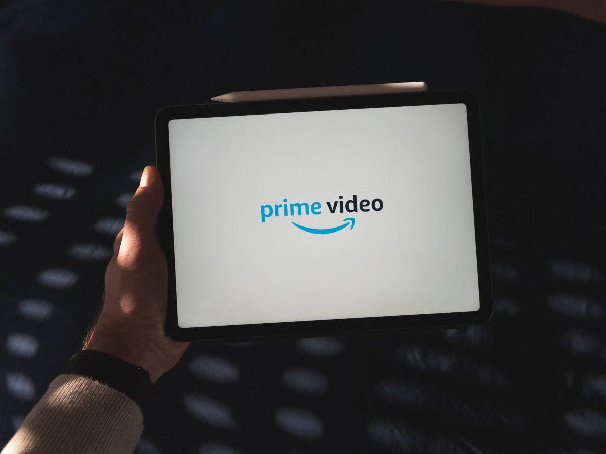 Das Amazon Prime-Logo auf einem Tablet.