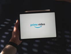 Das Amazon Prime-Logo auf einem Tablet.