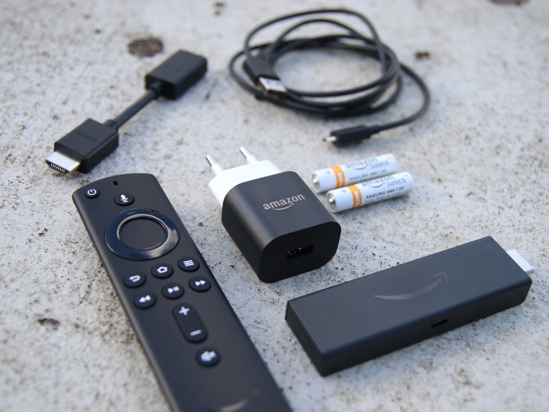 HDMI-Extender, USB-Kabel, Netzteil, Sprachfernbedienung und Fire TV Stick