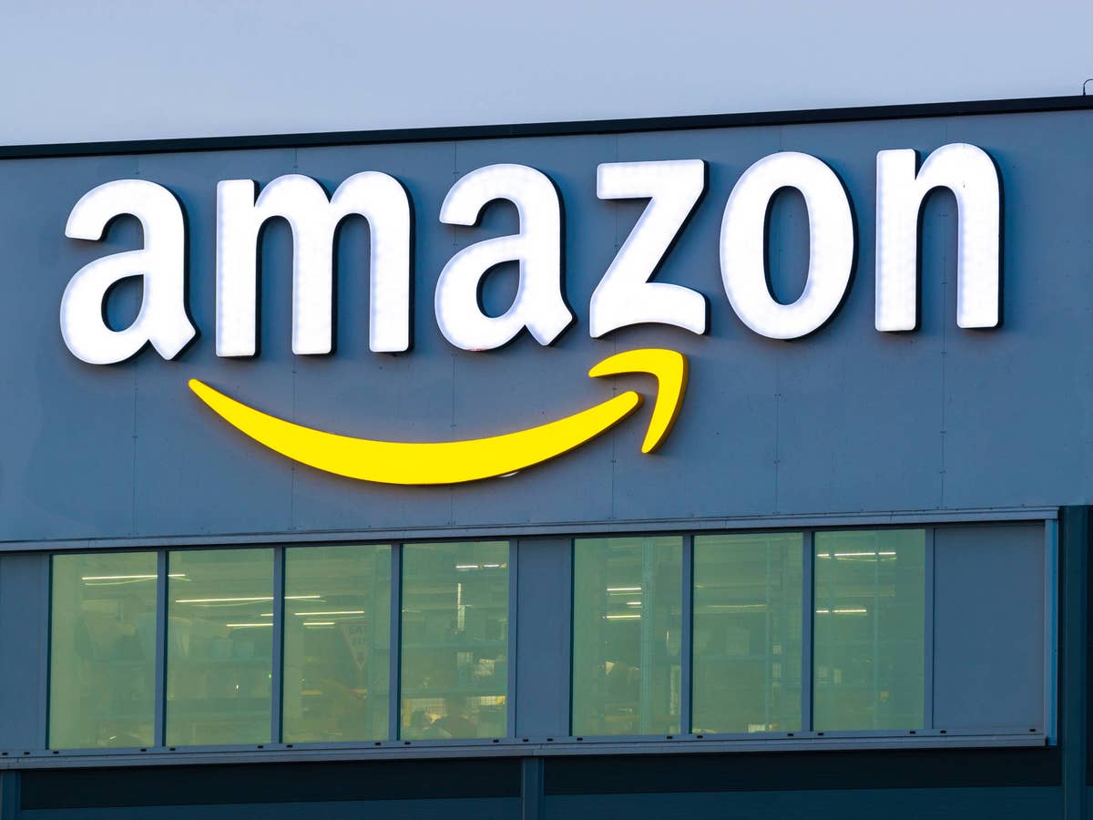 Amazon-Logo an einer Außenfassade.