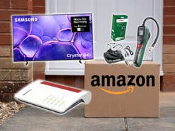 Amazon-Paket steht vor einer Haustür, daneben ein Samsung-TV, eine FritzBox und die Bosch EasyPump