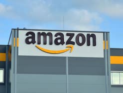 Amazon-Gebäude im Hintergrund Wolken