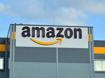 Amazon-Gebäude im Hintergrund Wolken