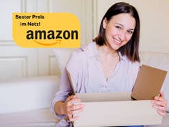 Frau sitzt auf einem Sofa mit einem Paket in der Hand