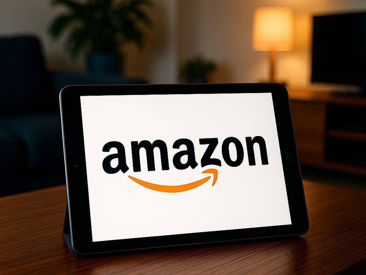 Amazon-Logo auf einem Tablet-PC in einem Wohnzimmer.