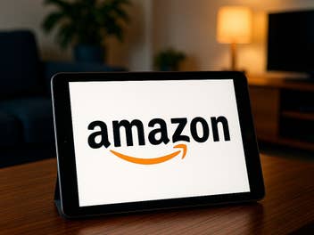 Amazon-Logo auf einem Tablet-PC in einem Wohnzimmer.