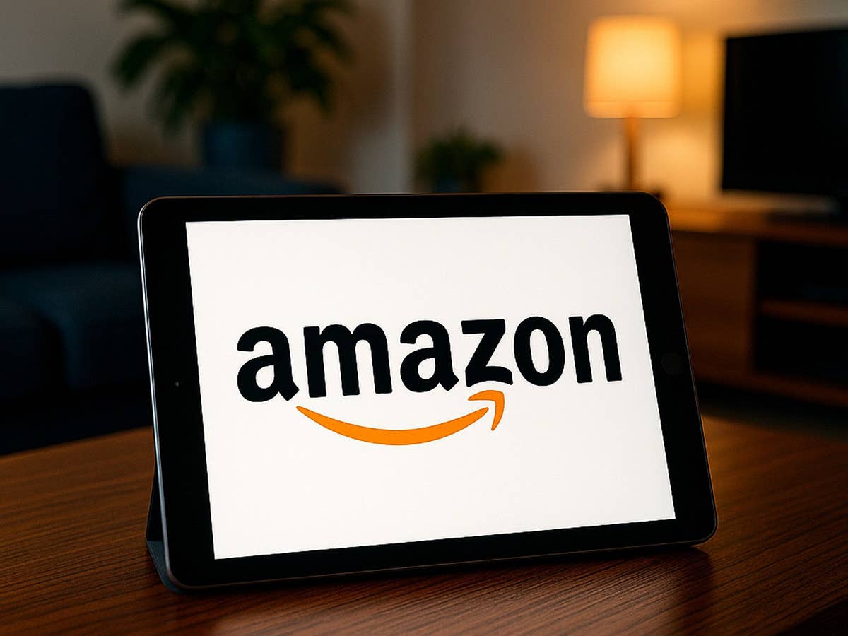 Amazon startet eigenen Internet-Anschluss in Deutschland Amazon-Logo auf einem Tablet