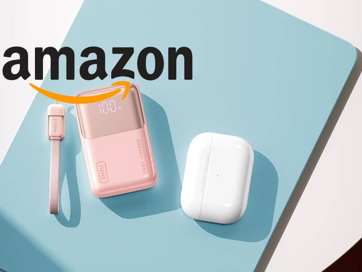 amazon-iniu-powerbank Iniu Mini Powerbank liegt neben einem AirPods Pro Ladecase