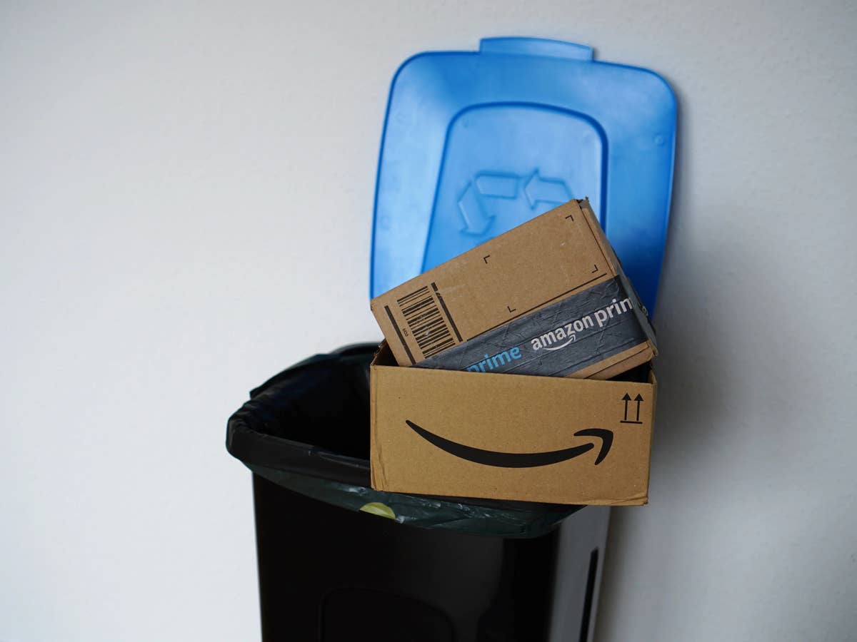 Amazon-Pakete auf Mülleimer