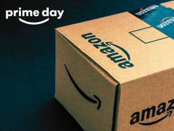 Amazon-Karton mit Prime Day Logo
