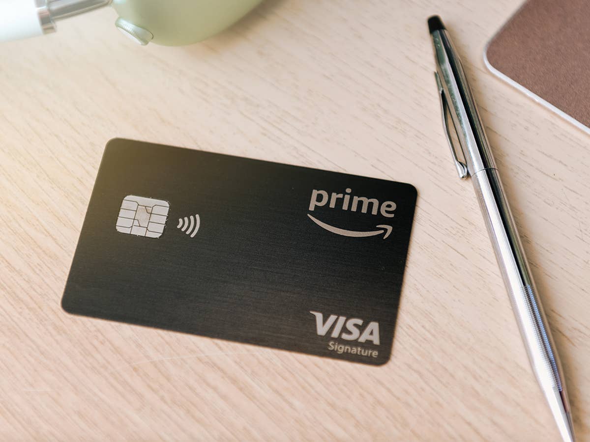 Amazon-Kreditkarte auf einem Tisch mit Visa-Schriftzug