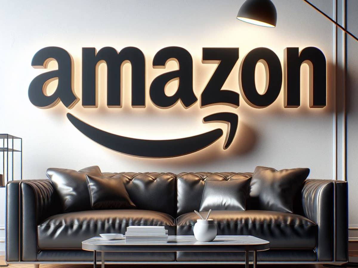 Amazon: Kunden erhalten Geld zurück – Dienst wird eingestellt Logo von Amazon in einem Wohnzimmer, das von einer Stehleuchte angestrahlt wird.