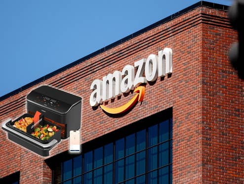 Amazon-Logo an einer Häuserwand, daneben eine Heißluftfritteuse