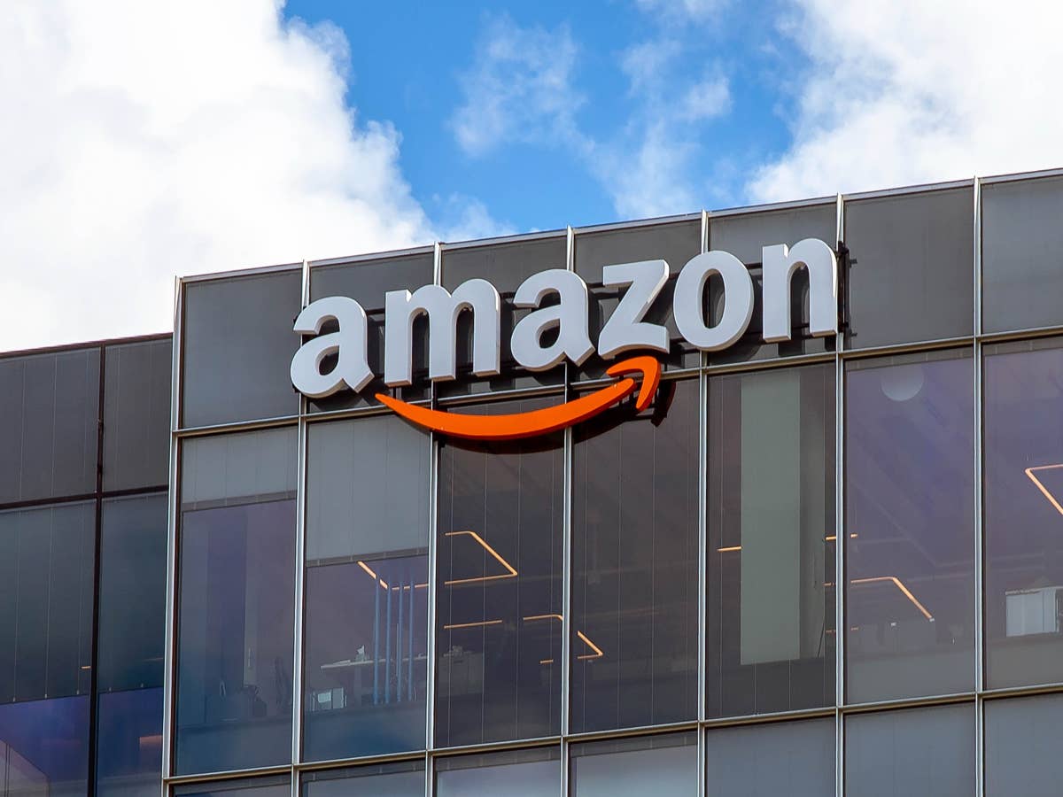Amazon-Logo auf einem Gebäude