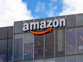 Amazon-Logo auf einem Gebäude