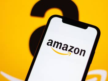 Amazon-Logo im Hintergrund, vorne ein Smartphone auf dem das Amazon-Logo zu sehen ist