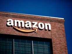 Amazon-Logo an einem Gebäude