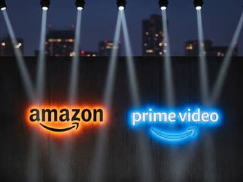 Logos von Amazon und Prime Video im Scheinwerferlicht.