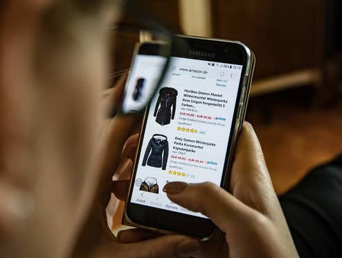 Dieses Jahr könnte sich eine entscheidende Sache beim Amazon Prime Day ändern. Auf Amazon mit dem Handy einkaufen.