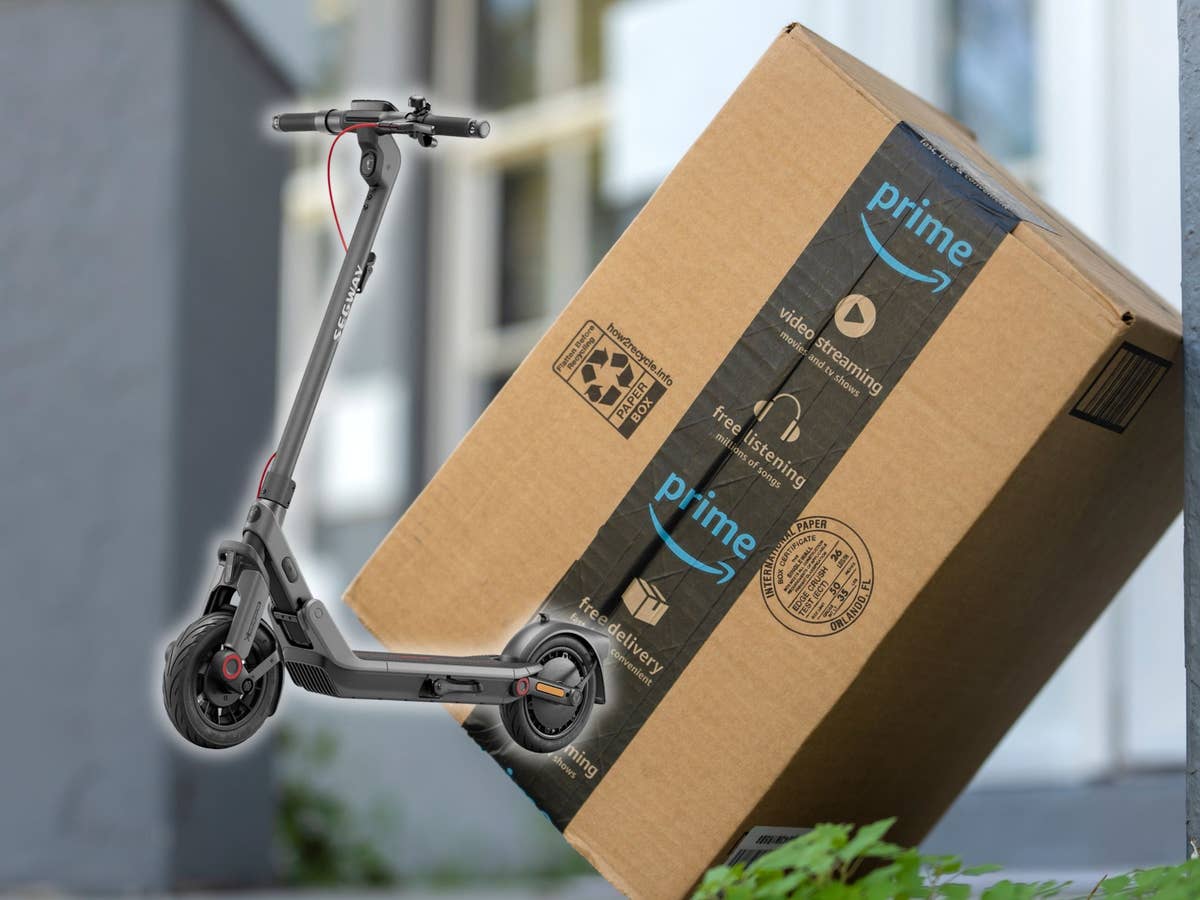 E-Scooter bei Amazon im Angebot Amazon-Paket an eine Wand angelehnt daneben ein E-Scooter von Segway