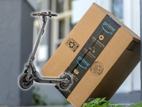 Amazon-Paket an eine Wand angelehnt daneben ein E-Scooter von Segway