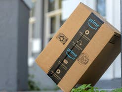 Amazon-Paket an eine Wand angelehnt