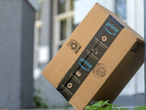 Amazon-Paket an eine Wand angelehnt