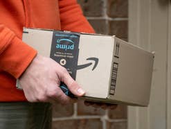 Amazon-Paket wird ausgeliefert